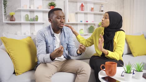 El-Hombre-Africano-Enojado-Y-Su-Esposa-Hijab-Tratando-De-Calmarlo.